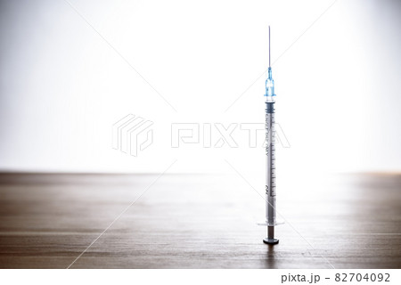 逆光で照らされる注射器 特効薬ワクチン 新型コロナウイルス感染予防 逆光で照らされる注射器 特効薬ワクチン 新型コロナウイルス感染予防 82704092