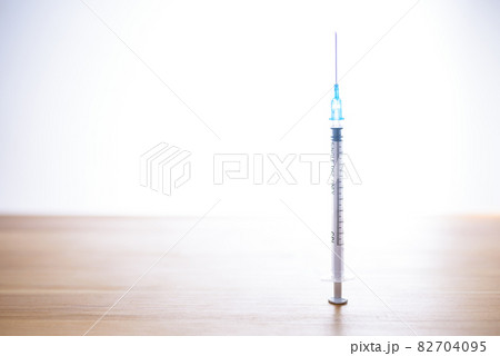 逆光で照らされる注射器 特効薬ワクチン 新型コロナウイルス感染予防 逆光で照らされる注射器 特効薬ワクチン 新型コロナウイルス感染予防 82704095