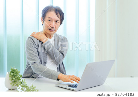 肩こりの中高年男性 肩こりの中高年男性 82704182