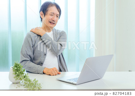肩こりの中高年男性 肩こりの中高年男性 82704183