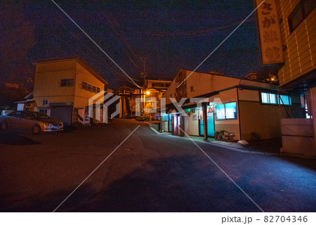 下北半島　夜の下風呂温泉街 82704346