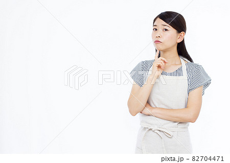 悩んでいる30代の主婦 悩んでいる30代の主婦 82704471