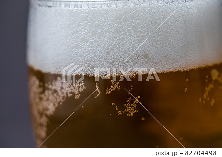 グレーの背景に映えるビール グラスに注がれるビール 82704498