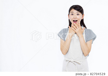 笑顔でビックリしている30代の主婦 82704529