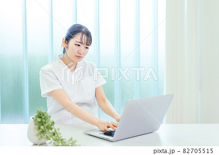 パソコンを使う白衣姿の女性（困る） 82705515