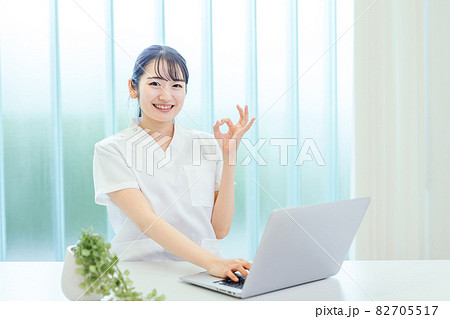 パソコンを使う白衣姿の女性 82705517