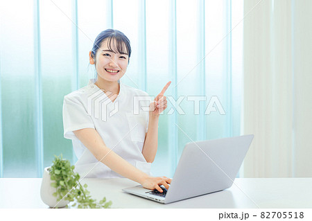 パソコンを使う白衣姿の女性 82705518