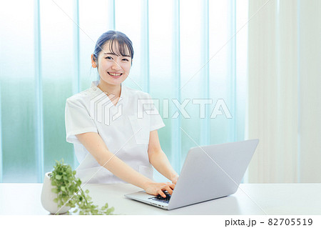 パソコンを使う白衣姿の女性 82705519
