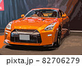 オレンジ色のスポーツカー 82706279
