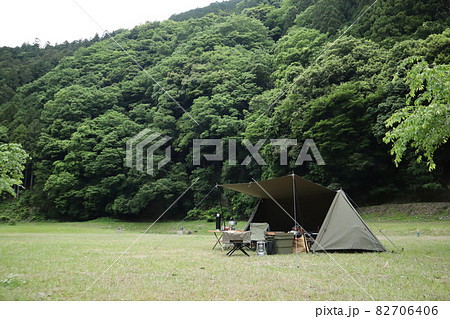 キャンプ場に設営されたパップテント キャンプ場に設営されたパップテント 82706406