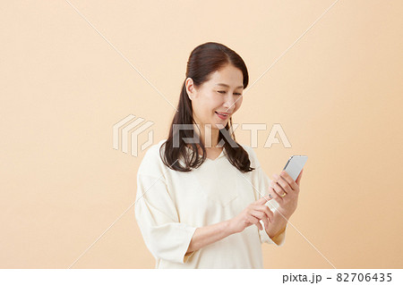 スマホを持つシニア女性 ポートレート スマホを持つシニア女性 ポートレート 82706435