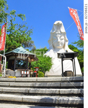 鎌倉市　大船観音寺参道階段と大観音様（大船観音）と新緑 82706621