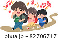 楽しく歩く小学生 82706717