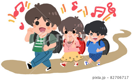 楽しく歩く小学生 82706717