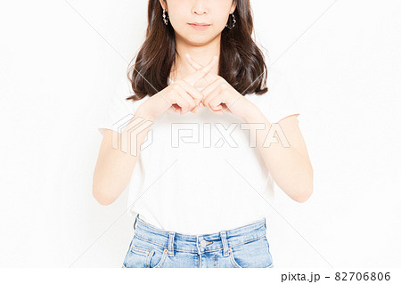 NGのサインを示すTシャツを着ている若い女性 82706806