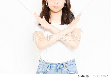 NGのサインを示すTシャツを着ている若い女性 82706807