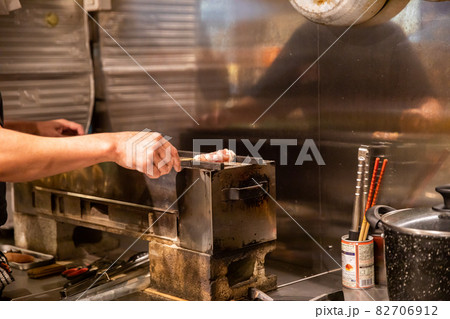 居酒屋での準備風景 焼き鳥屋の厨房 居酒屋での準備風景 焼き鳥屋の厨房 82706912