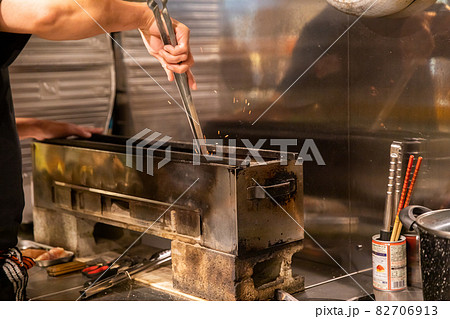 居酒屋での準備風景 焼き鳥屋の厨房 居酒屋での準備風景 焼き鳥屋の厨房 82706913