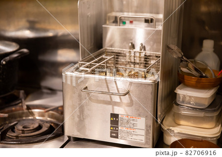 厨房にあるフライヤー　厨房にある調理器具 82706916