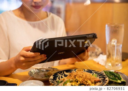 タブレットでメニューをみる女性　タブレットを操作する人 82706931