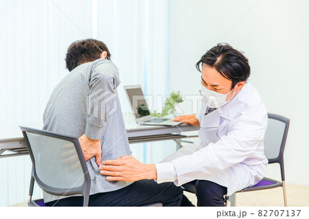 診察する男性医師(整形外科・腰) 診察する男性医師(整形外科・腰) 82707137