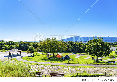 【神奈川県】綺麗な緑の芝生が広がる海老名の相模三川公園 82707465