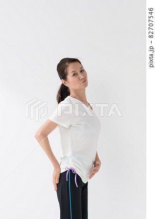 シニア女性　腸内環境 82707546