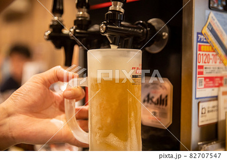 ジョッキに注がれる生ビール ビールサーバーから注がれる生ビール ジョッキに注がれる生ビール ビールサーバーから注がれる生ビール 82707547
