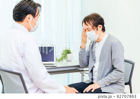 診察する男性医師(目) 診察する男性医師(目) 82707863