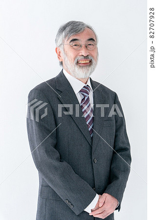 シニア男性　ビジネスイメージ  82707928