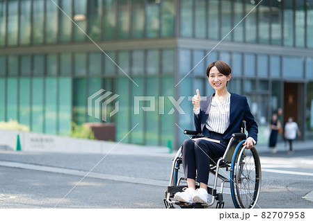 車椅子　ビジネスウーマン　ミドル 82707958