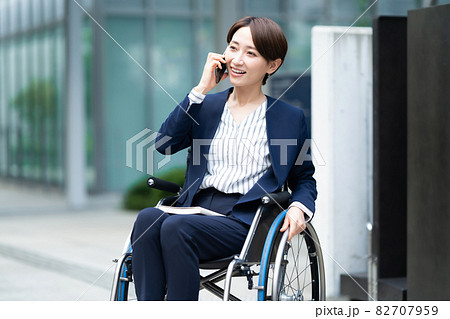 車椅子　ビジネスウーマン　ミドル 82707959