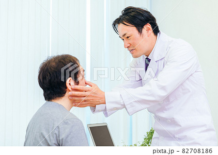 診察する男性医師（眼科） 82708186