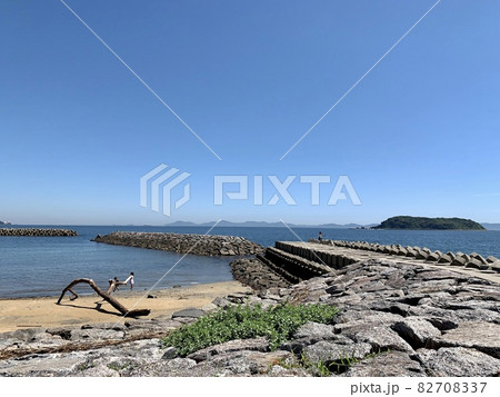 秋晴れの青空に映える宮崎海水浴場(吉良ワイキキビーチ/愛知県西尾市)   82708337