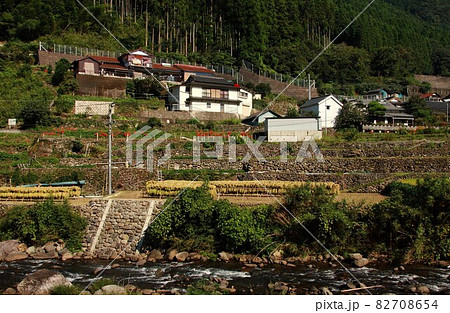 日本の山村石積の棚田風景 82708654