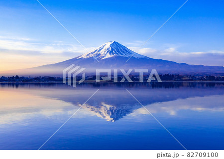 夜明けの富士山、山梨県河口湖にて 82709100