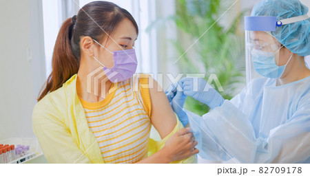 woman has inject vaccine 82709178