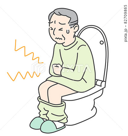 トイレで腹痛で苦しむシニア男性 82709865
