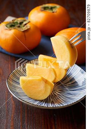 切り分けて皿に盛り付けた柿 82709879