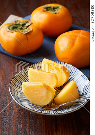 切り分けて皿に盛り付けた柿 82709880