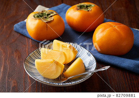 切り分けて皿に盛り付けた柿 82709881