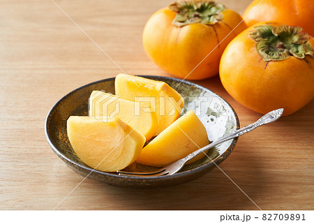 切り分けて皿に盛り付けた柿 切り分けて皿に盛り付けた柿 82709891