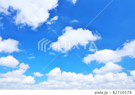 夏の青空と雲 夏の青空と雲 82710578