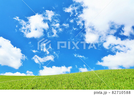 爽やかな夏の青空と新緑の草原風景 82710588