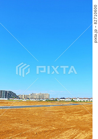 青空の街　建設予定地　建設現場　再開発の風景 82710600