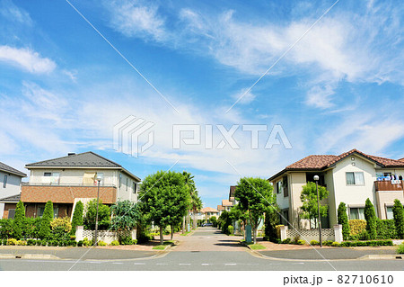 青空の街並み　新興住宅街の風景 82710610