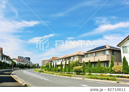 青空の街並み　新興住宅街の風景 82710611