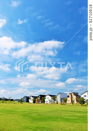 青空の街並み　新興住宅街と公園の風景 82710618
