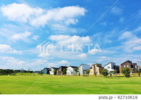 青空の街並み 新興住宅街と公園の風景 青空の街並み 新興住宅街と公園の風景 82710619