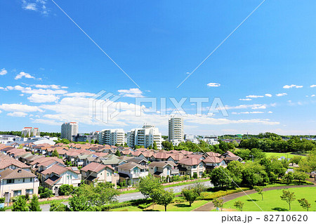 青空の街並み　新興住宅街の風景 82710620